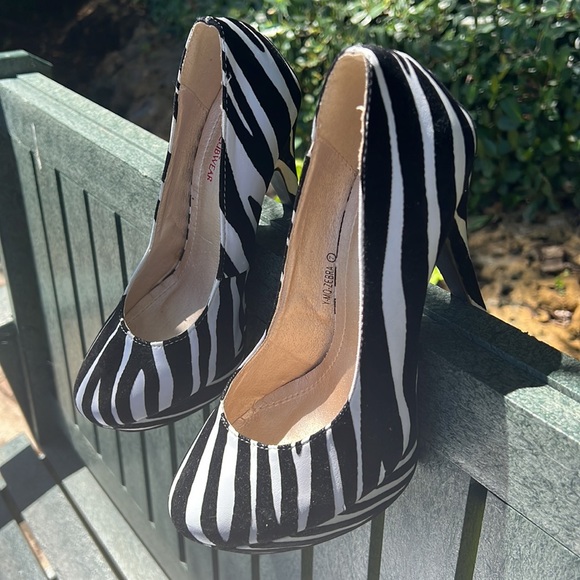 Size 7 Zebra platform pumps… so comfortable! Can wear to any occasion…. - Picture 14 of 17